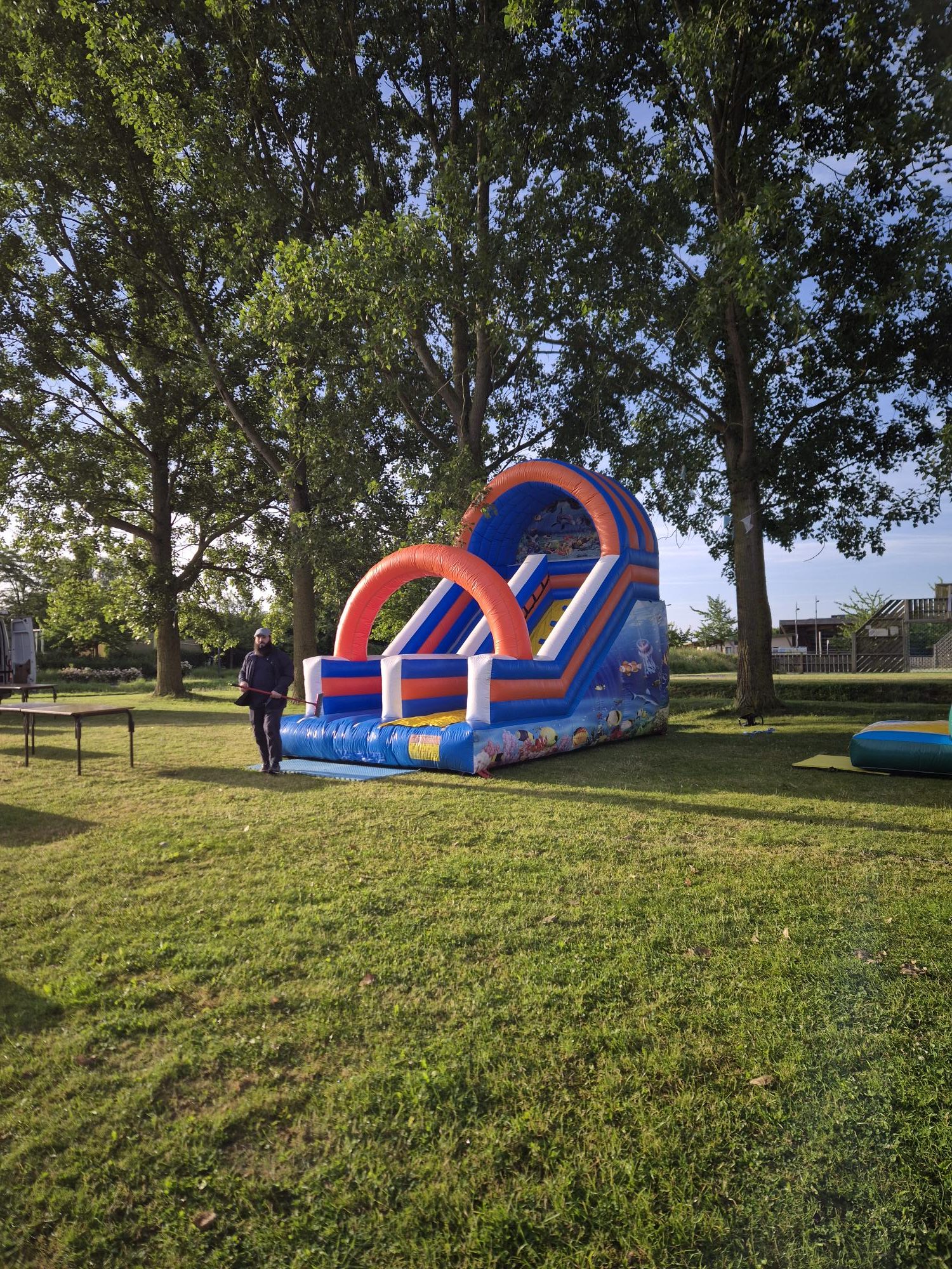 1000002872 Venez vivre des moments inoubliables avec notre toboggan plage aux couleurs éclatantes qui promet des éclats de rire et des sensations rafraîchissantes pour les petits comme pour les grands, parfait pour animer vos événements estivaux et créer une atmosphère festive où chaque glissade est une nouvelle aventure.